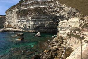 Blick auf die Klippen des Mittelmeers auf Korsika foto