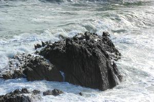 Meereswellen, die auf die Felsen schlagen 6 foto