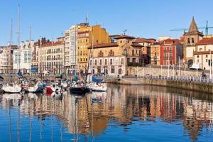 Blick auf den alten Hafen von Gijon und Yachten, Asturien, Nordspanien foto