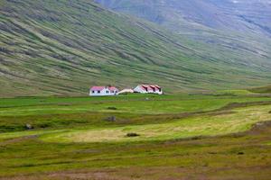 isländische naturlandschaft mit bergen und wohnungen foto