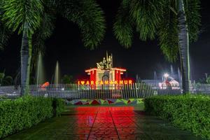 Nachtansicht der Stadt mit einem Brunnen foto