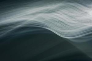 abstrakte Wellen im kalten Ozean. dunkler Hintergrund foto