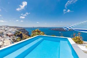 luxus-reiseurlaubslandschaft mit überlaufpool, schwimmbad mit meerblick. Weiße Architektur auf der Insel Santorini, Griechenland. schöne Landschaft mit Meerblick foto