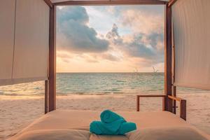 erstaunliche Strandüberdachung mit Sommerferienstimmung. sonnenuntergangsfarben, meeressandhimmelstrandkonzept mit endlosem meerblick. schöne tropische landschaft, luxusresort oder hotelhintergrund als reiseziel foto