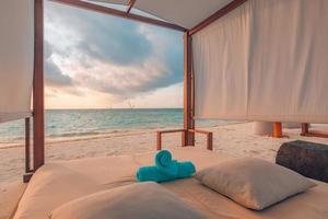 erstaunliche Strandüberdachung mit Sommerferienstimmung. sonnenuntergangsfarben, meeressandhimmelstrandkonzept mit endlosem meerblick. schöne tropische landschaft, luxusresort oder hotelhintergrund als reiseziel foto