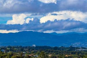 schöne berglandschaft stadtpanorama wald bäume natur costa rica. foto