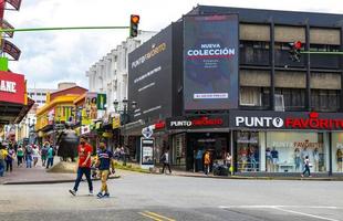 merced san jose costa rica 2021 bunte straßenautos speichert gebäude menschen san jose costa rica. foto