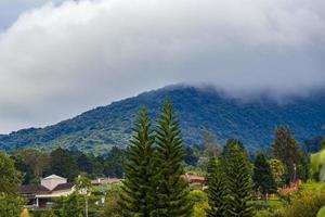 schöne berglandschaft stadtpanorama wald bäume natur costa rica. foto