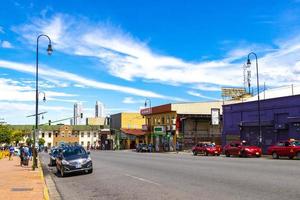 merced san jose costa rica 2021 bunte straßenautos speichert gebäude menschen san jose costa rica. foto