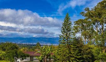 schöne berglandschaft stadtpanorama wald bäume natur costa rica. foto