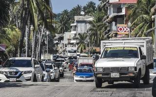 puerto escondido oaxaca mexiko 2022 bunte straßen autos stark frequentierte geschäfte menschen gebäude handel mexiko. foto