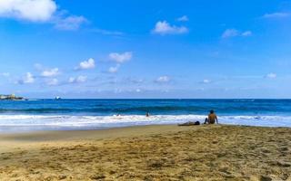 mazunte oaxaca mexiko 2022 schöner paradiesstrand mit bergklippen felsen wellen. foto