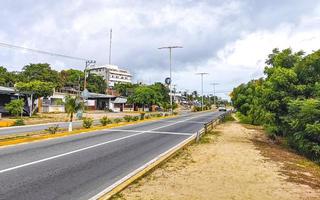 puerto escondido oaxaca mexiko 2022 bunte straßen autos stark frequentierte geschäfte menschen gebäude handel mexiko. foto