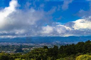 schöne berglandschaft stadtpanorama wald bäume natur costa rica. foto