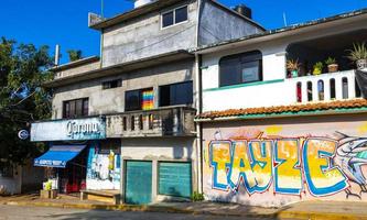 puerto escondido oaxaca mexiko 2022 bunte straßen autos stark frequentierte geschäfte menschen gebäude handel mexiko. foto