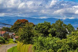 schöne berglandschaft stadtpanorama wald bäume natur costa rica. foto