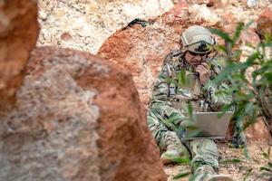 soldaten von spezialeinheiten in kriegen in der wüste, thailänder, soldaten der armee verwenden laptop, um karte mit satelliten zu sehen, und verwenden radio für die kommunikation während des kriegseinsatzes foto