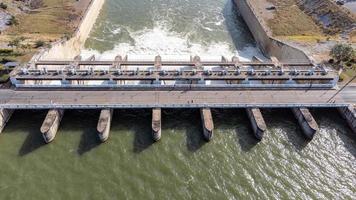 eine luftaufnahme über den damm von pasak jolasid, provinz lopburi, thailand. Verfolgung der Bewegung der Schleusentore, die Wasser in großen Wassermengen in ländliche Kanäle einleiten. foto