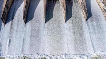 eine luftaufnahme über den damm von pasak jolasid, provinz lopburi, thailand. Verfolgung der Bewegung der Schleusentore, die Wasser in großen Wassermengen in ländliche Kanäle einleiten. foto