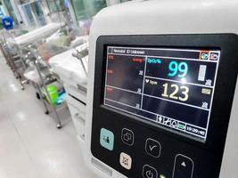 nahaufnahme von bp, vitalzeichen und herzfrequenzmonitor im krankenhaus. foto