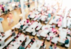 Verwischen Sie den abstrakten Hintergrund der Cafeteria in der Universität oder im Food Court im Einkaufszentrum foto