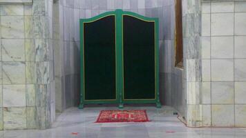 wo der Imam der Moschee das Gebet leitet foto