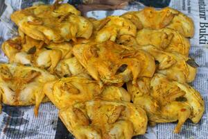 rohes Hähnchen auf dem traditionellen Markt foto