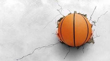 Eine Hand, die einen Basketball hielt, durchbohrte eine Zementwand. die Stärke des Konzepts Basketball foto