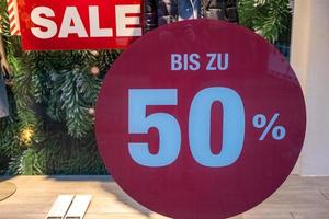 Räumungsverkauf ein Discount-Schaufenster foto