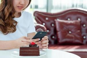 Früher haben die Frauen den Kuchenteller mit den Leuten geschoben. Essen Sie keine Desserts zur Gewichtsreduktion. foto