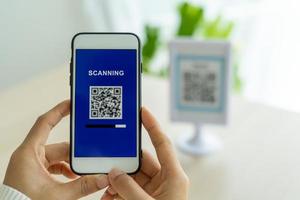 frau verwendet smartphone, um qr-code zu scannen, um im caférestaurant mit einer digitalen zahlung ohne bargeld zu bezahlen. Menü wählen und bestellen Rabatt kumulieren. E-Geldbörse, Technologie, online bezahlen, Kreditkarte, Bank-App. foto