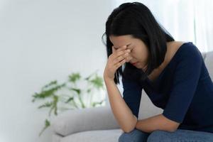 Depressionen und psychische Erkrankungen. asiatische frau enttäuscht, traurig, nachdem sie schlechte nachrichten erhalten hat. gestresstes mädchen verwirrt mit unglücklichen problemen, streit mit freund, weinen und sorge über unerwartete schwangerschaft. foto