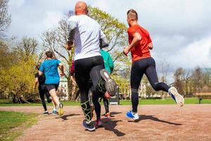Göteborg, Schweden 03.05.2017 Unbekannte laufen im Park. Jogging-Konzept foto