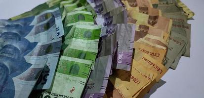 indonesische Banknoten isoliert auf weißem Hintergrund. Währungskonzept der indonesischen Rupiah foto