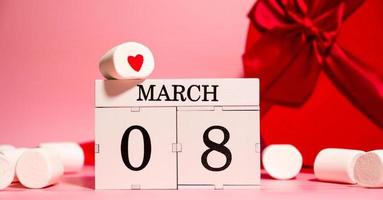 kreatives banner zum frauentag mit herzförmigen geschenken, marshmallows und kalender mit 8. märz datum foto