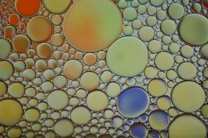 Mehrfarbige Ölkreise auf dem Wasser, bunter abstrakter Hintergrund foto