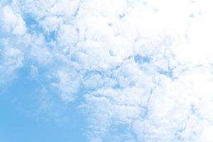 schöne weiße flauschige wolken im blauen himmel. Naturhintergrund aus weißen Wolken an sonnigen Tagen foto