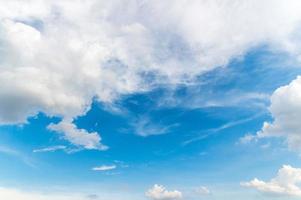 schöne weiße flauschige wolken im blauen himmel. Naturhintergrund aus weißen Wolken an sonnigen Tagen foto