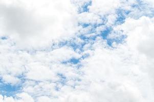 schöne weiße flauschige wolken im blauen himmel. Naturhintergrund aus weißen Wolken an sonnigen Tagen foto