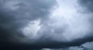 Sturmwolken schweben an einem regnerischen Tag mit natürlichem Licht. cloudscape landschaft, bewölktes wetter über blauem himmel. weiße und graue Wolken szenischer Naturumwelthintergrund foto