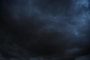 Sturmwolken schweben an einem regnerischen Tag mit natürlichem Licht. cloudscape landschaft, bewölktes wetter über blauem himmel. weiße und graue Wolken szenischer Naturumwelthintergrund foto