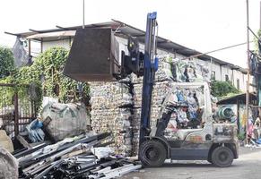 Gabelstapler in der Recyclinganlage foto