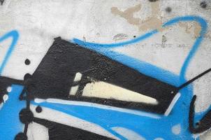 Straßenkunst. abstraktes Hintergrundbild eines Fragments eines farbigen Graffiti-Gemäldes in Chrom- und Blautönen foto