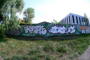 Straßenkunst. abstraktes Hintergrundbild eines vollständig fertiggestellten Graffiti-Gemäldes in Chromfüllung, grünem Hintergrund und roten Umrissen. Fisheye-Foto foto