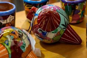 traditionelle mexikanische spielzeug-pinata, bunte handbemalte hölzerne pinata, mexiko foto