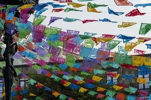 papel picado hängt bei mexikanischen festlichkeiten im öffentlichen raum, mexiko foto