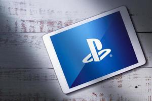 malaga, spanien, 2022 - draufsicht auf digitales tablet mit playstation-logo auf dem bildschirm. Sony Playstation-Logo. foto