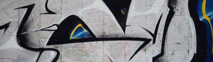 Straßenkunst. abstraktes Hintergrundbild eines Fragments eines farbigen Graffiti-Gemäldes in Chrom- und Blautönen foto