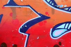 Straßenkunst. abstraktes Hintergrundbild eines Fragments eines farbigen Graffiti-Gemäldes in Beige- und Orangetönen foto