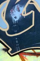 Straßenkunst. abstraktes Hintergrundbild eines Fragments eines farbigen Graffiti-Gemäldes in dunklen Grau- und Rottönen foto